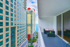 Property grounds - Pool, Gym & Parking | Brickell (Miami)