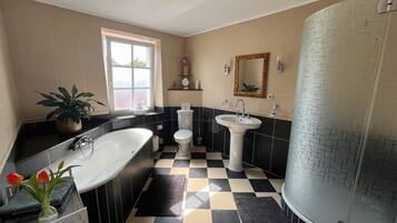 SĂšche-cheveux, serviettes fournies, savon, papier toilette