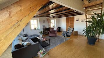 Smart-TV, DVD-Player, Bücher, Stereoanlage