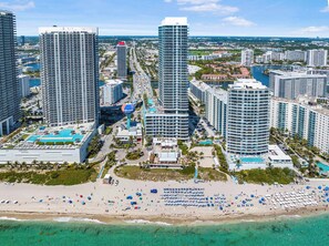 On the beach - Oceanfront Condo | Steps to the Beach + Pool (Hollywood)