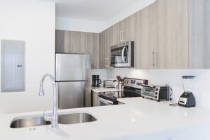 Kjøleskap, mikrobølgeovn, ovn og kokeplater