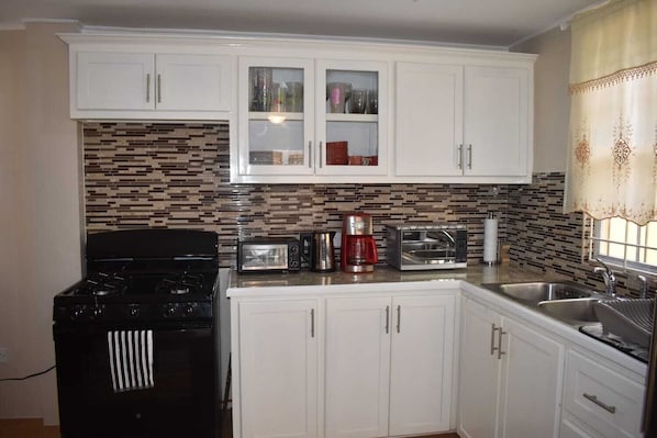 Kjøleskap, mikrobølgeovn, ovn og kokeplater