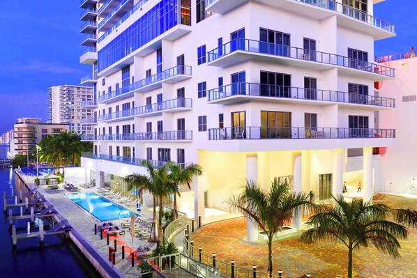 Exterior - Steps from Hollywood Beach – Stunning Views (Hollywood)