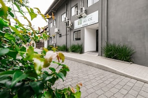 A modern building with a sign reading 'Pousada São José.' - pousada São José (Joinville)