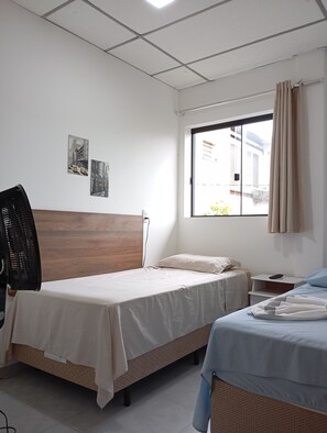 Basic Room, Non Smoking | Blackout drapes, iron/ironing board, free WiFi, bed sheets - pousada São José (Joinville)