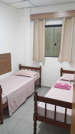 Basic Room, Non Smoking | Blackout drapes, iron/ironing board, free WiFi, bed sheets - pousada São José (Joinville)