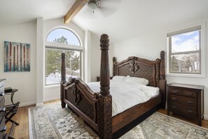 3 室のベッドルーム、セーフティボックス (室内)、デスク、旅行用ベビーベッド