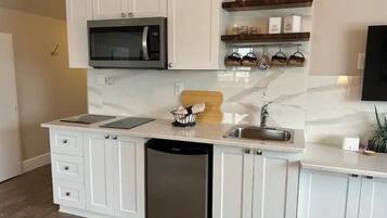 Refrigerador, microondas, parrilla de estufa y cafetera y tetera