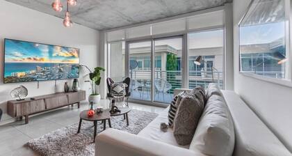Lovely 2/2 Condo At Midtown Miami with pool