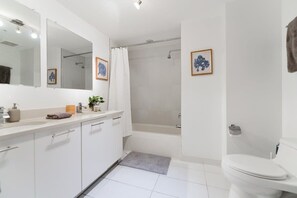 Dusche, Haartrockner, Handtücher, Shampoo