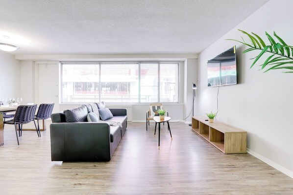 Televisión, chimenea, futbolito y oficina 