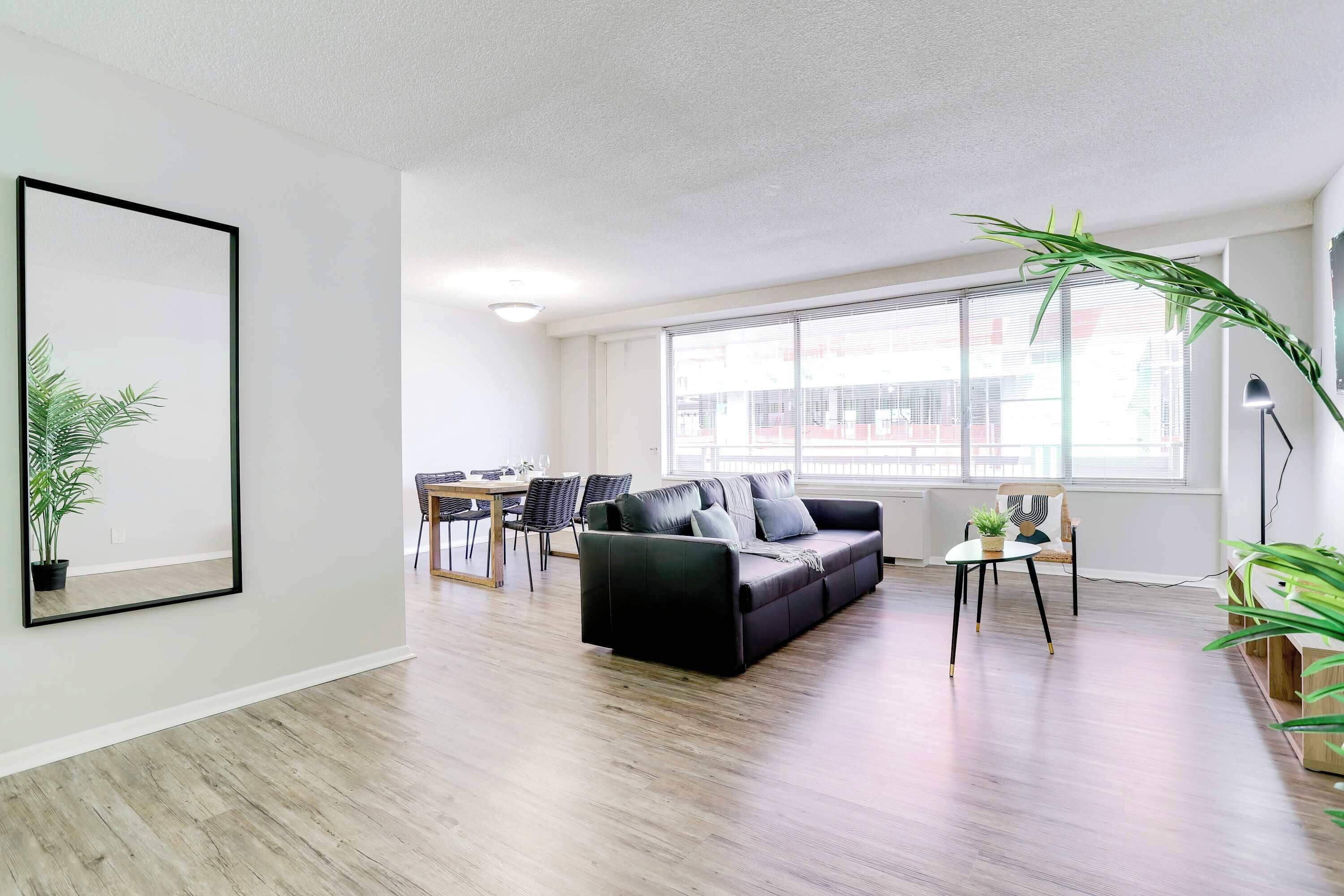 Televisio, takka, pöytäjalkapallopöytä, työhuone