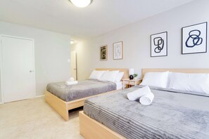 1 habitación, tabla de planchar con plancha, cuna de viaje y wifi 