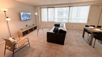 Fernseher, Kamin, Tischfußball, Arbeitsbereiche