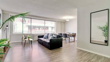 Televisión, chimenea, futbolito y oficina