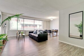 Fernseher, Kamin, Tischfußball, Arbeitsbereiche