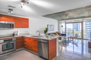 Frigorifero, microonde, forno, piano cottura