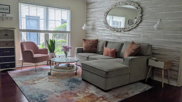 Living area - Minutes away from Charleston and Beaches!
(Charleston)