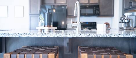 Kylskåp, mikrovågsugn, ugn och spishäll