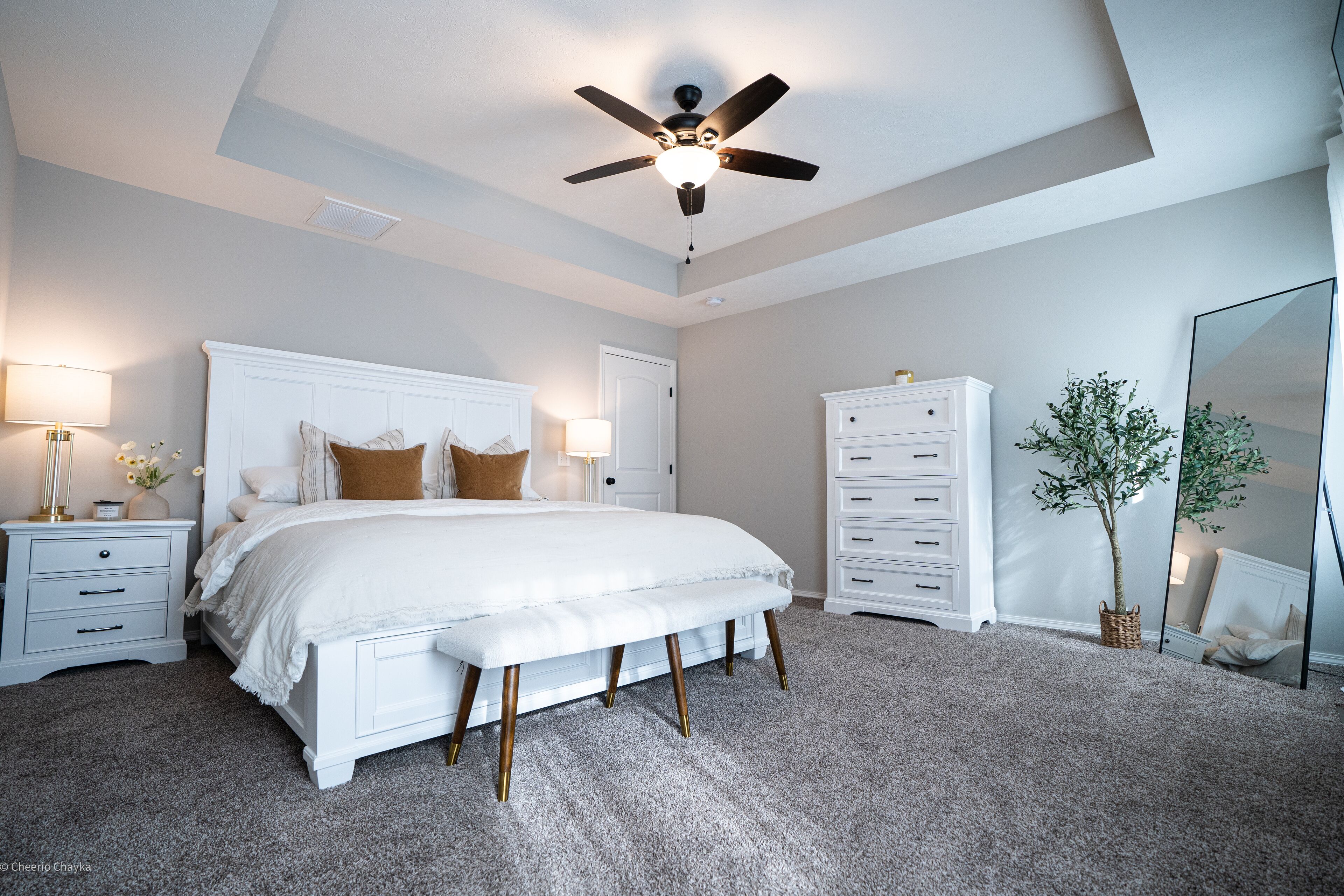King Bed, Smart TV, Tesla Charger, Garage, Quiet Neighborhood, 15 min Downtown!