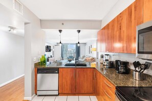 Een koelkast, een magnetron, een oven, een kookplaat