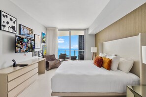 1 bedroom, desk, iron/ironing board, WiFi - Oceanfront Escape | Steps to the Beach (Hollywood)