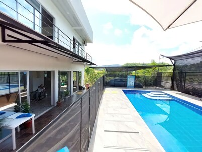 House with private pool and BBQ for Families and Couples