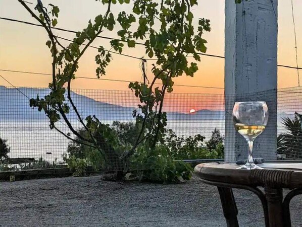 Property grounds - Bright rooms with sea view 30m away from the beach (Chania)