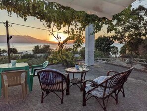 Outdoor dining - Bright rooms with sea view 30m away from the beach (Chania)