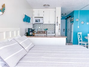 Frigorífico, microondas, horno y placa de cocina