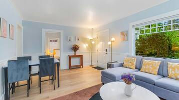 Casa conforto | Área de estar | TV de tela plana 40 polegadas com canais digitais