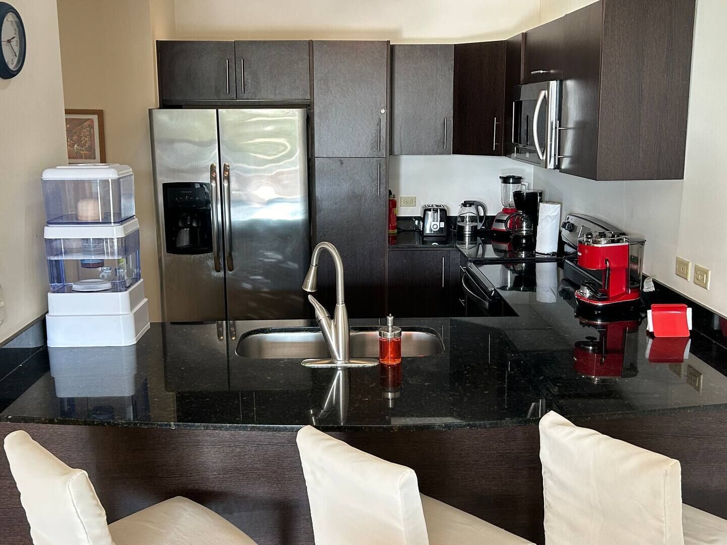 Frigorífico, microondas, horno y placa de cocina