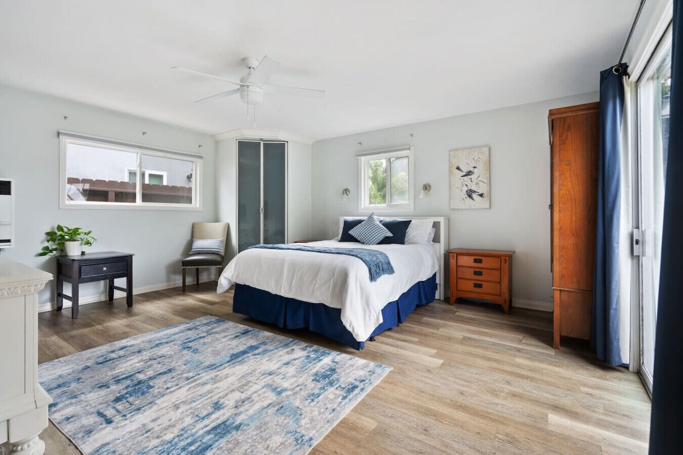 Desk, travel crib, WiFi, bed sheets