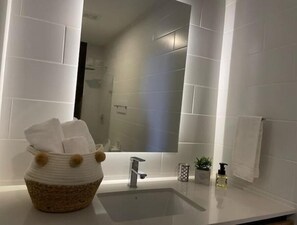 Een haardroger, handdoeken, zeep, shampoo