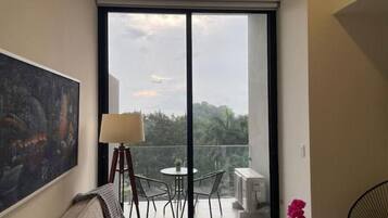 Smart TV, futbolito, tenis de mesa y biblioteca musical