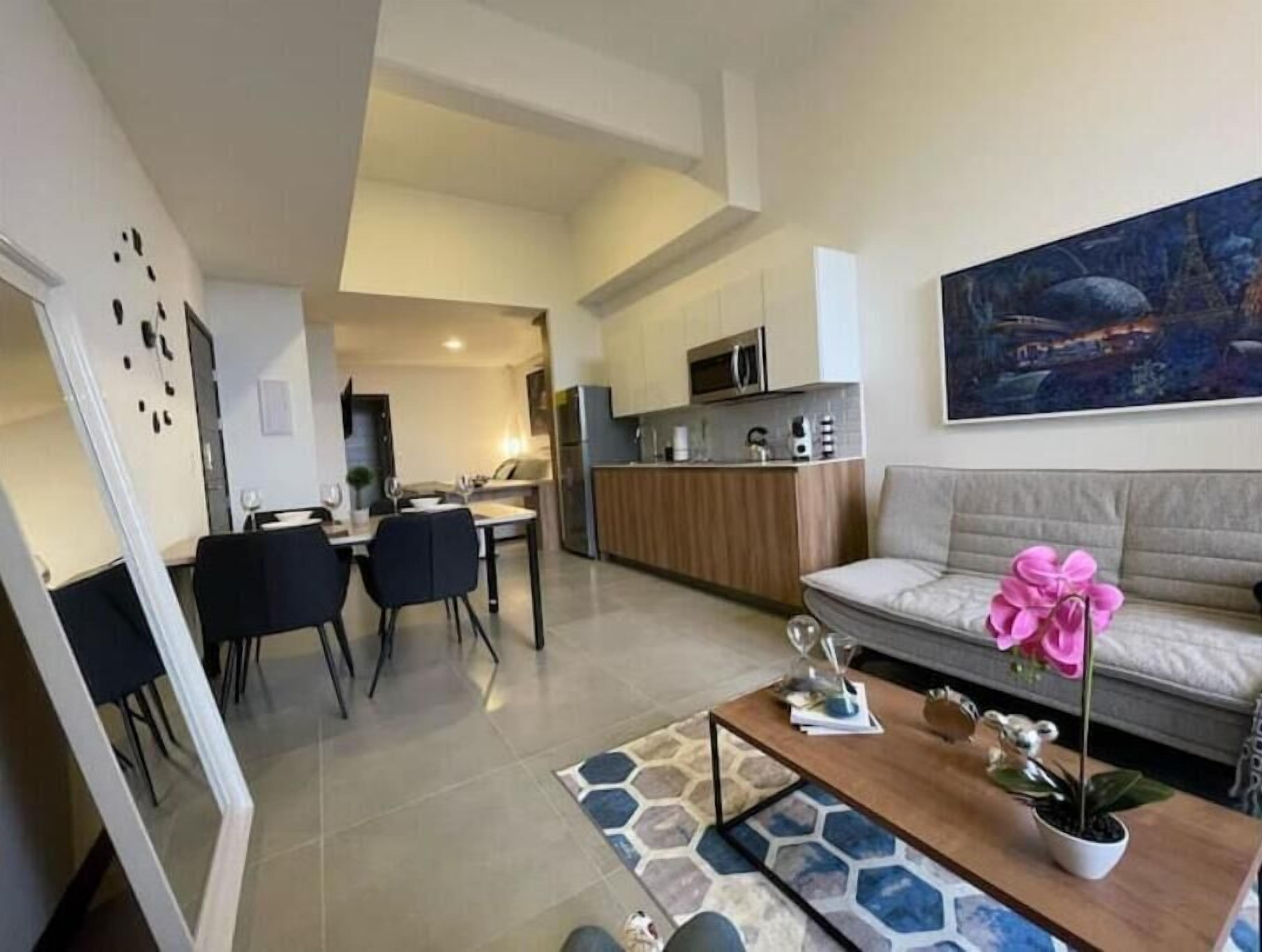 Smart TV, futbolito, tenis de mesa y biblioteca musical 