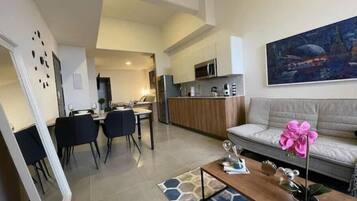 Smart TV, futbolito, tenis de mesa y biblioteca musical