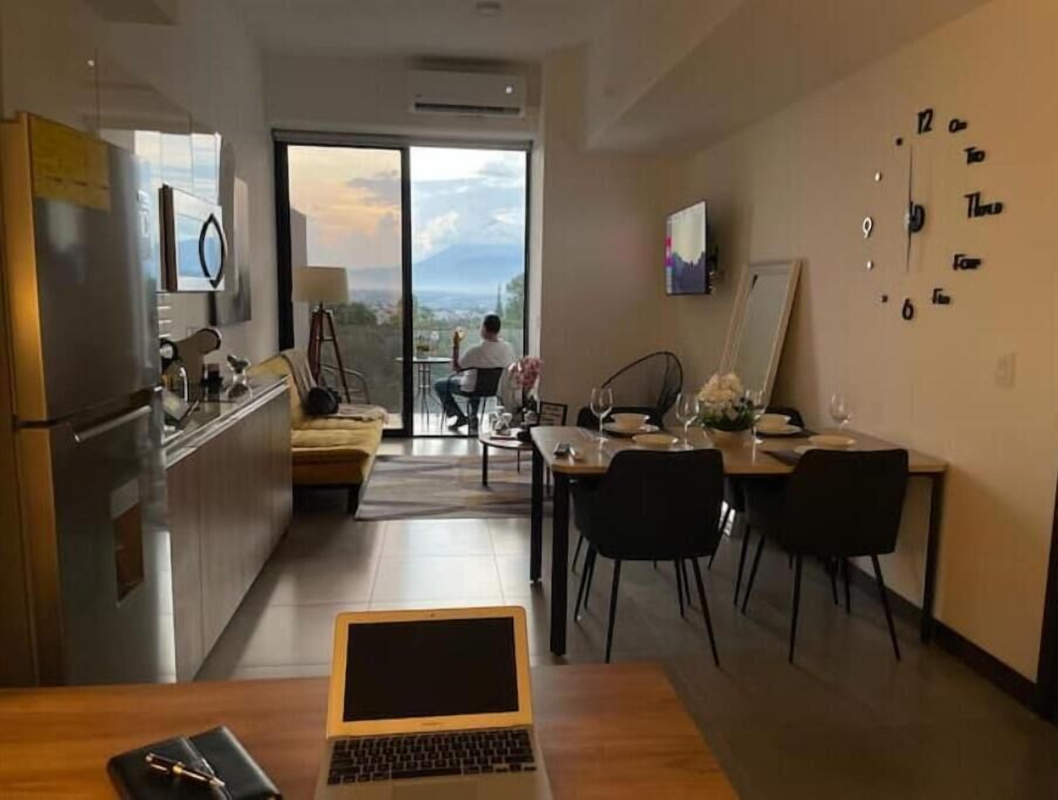 Televisor intel·ligent, futbolí, taula de tennis de taula i llibres 