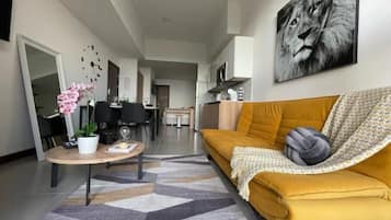Smart-tv, bordsfotboll, ett bordtennisbord och böcker