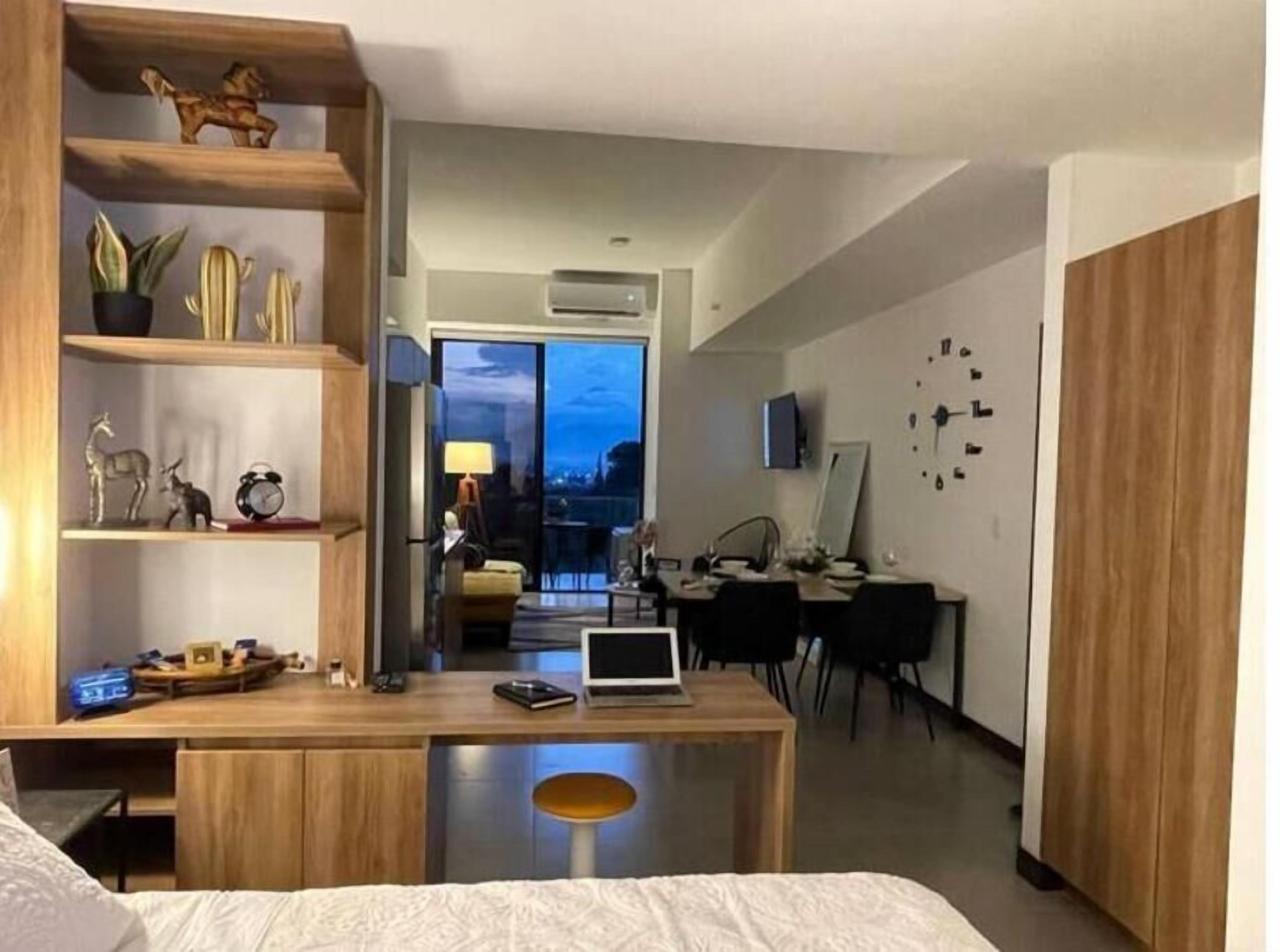 1 dormitori, escriptori, planxa i posts de planxar i wifi gratuïta 