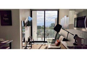 Smart-TV, fotballspill, bordtennis og bøker