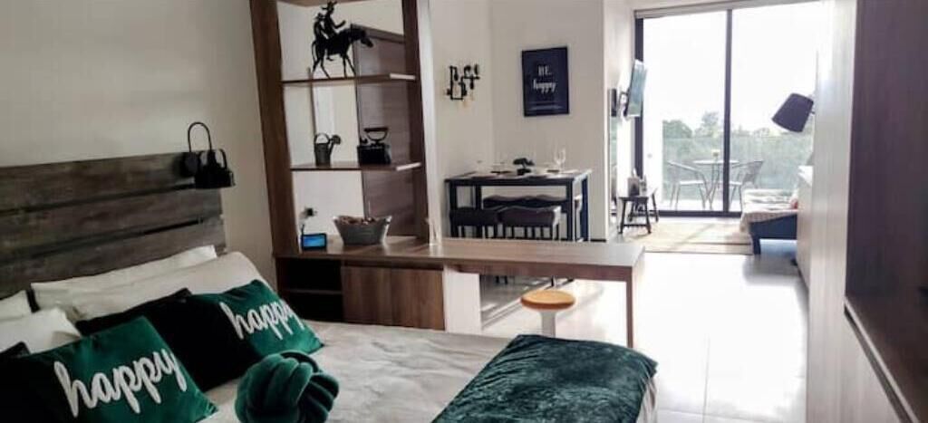 1 dormitori, escriptori, planxa i posts de planxar i wifi gratuïta 