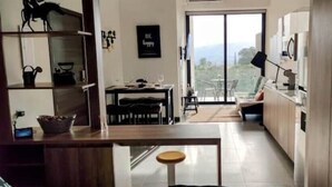 Una cocina moderna con comedor, un ventanal y vistas al exterior.