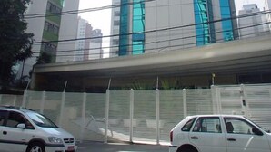 A modern high-rise building with a glass facade and a white exterior. - PRIME LOK- SP FLAT JARDINS I (São Paulo)