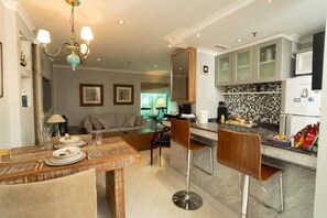 Apartamento conforto, 1 cama Queen | Cozinha americana privada | Geladeira, micro-ondas, talheres/pratos/utensílios de cozinha