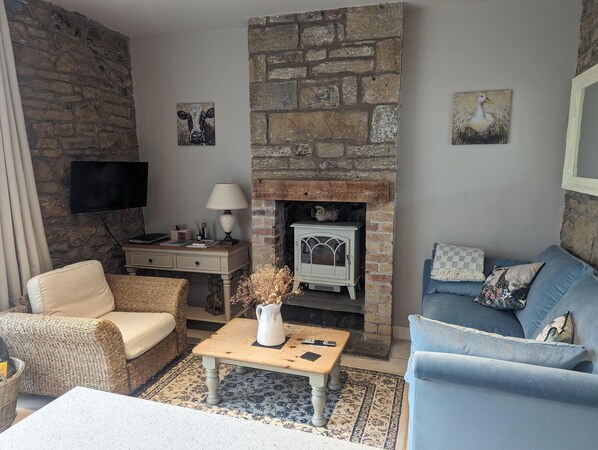 Apartment | Living area | Fireplace