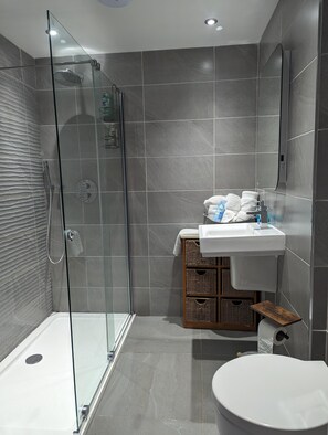 Apartment | Badezimmer | Dusche, Haartrockner, Handtücher