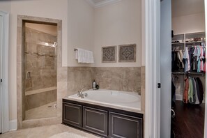 Shower, hair dryer, towels, soap - WELCOME MASTER'S GUESTS - a short 5 miles from the Augusta National Golf Course (Evans)