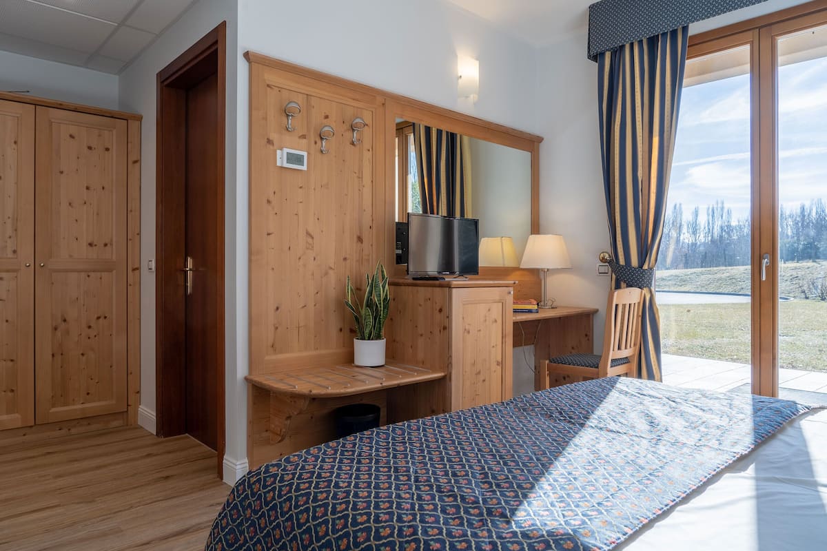 In-room safe, soundproofing, free WiFi