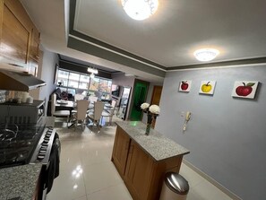 Refrigerador, parrilla de estufa, cafetera y tetera y tetera eléctrica